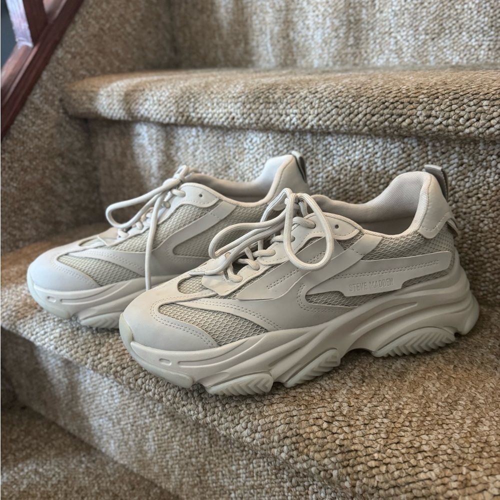 9.5 Steve Madden posess sneakers